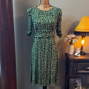 Jolie Moi Green Leopard Print Dress. Size 6, measurements ⬇️